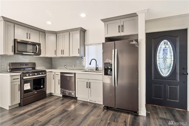 Photo - 2100 NE 6th Pl