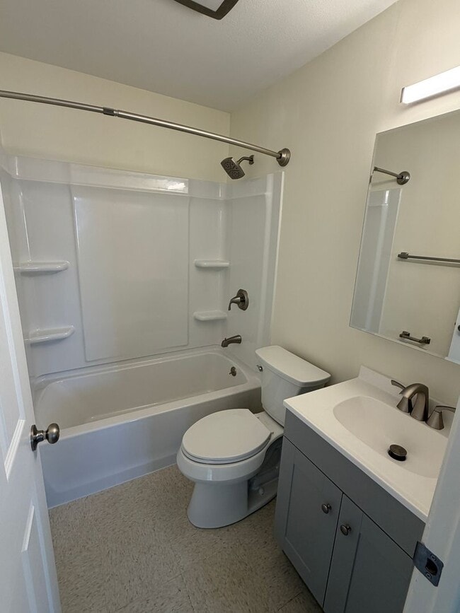 Photo - Riverside 2 bedroom/ 1.5 bath Newly Renovated Unidad 4632 Eastman Avenue