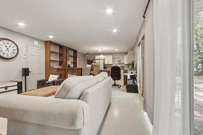 Building Photo - 215 Live Oak Ave E