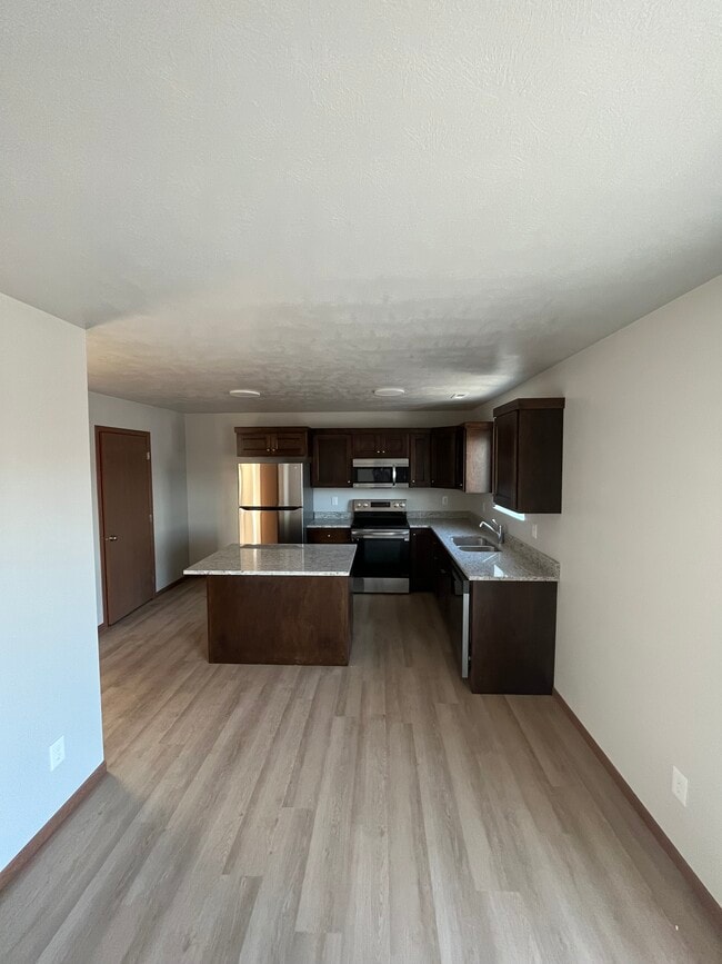 Building Photo - 400 Honeysuckle Dr Rental