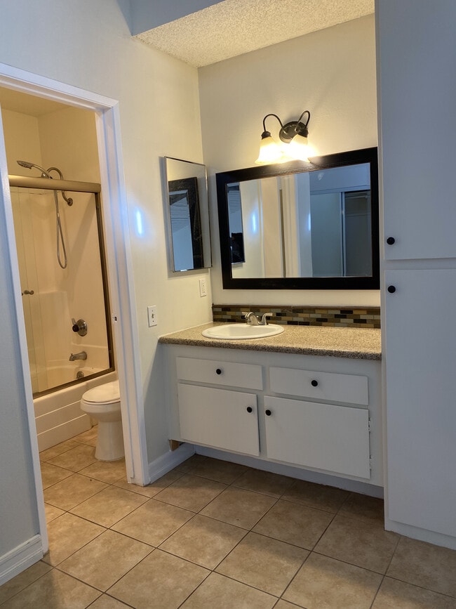 Photo - 5460 White Oak Ave Unidad E318