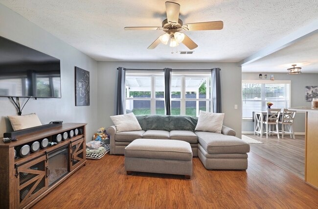 Photo - 642 Ken Pilkerton Dr