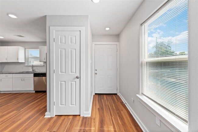 Photo - 8617 Clarington St