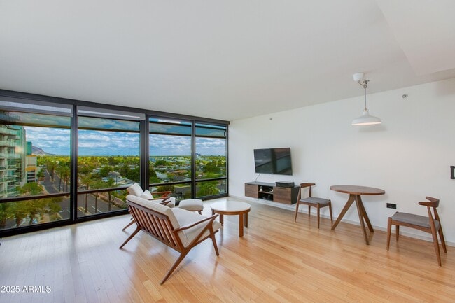 Building Photo - 4808 N 24th St Unit 806