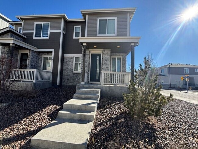 Building Photo - Beautiful 3-Bedroom Townhome with Modern A...