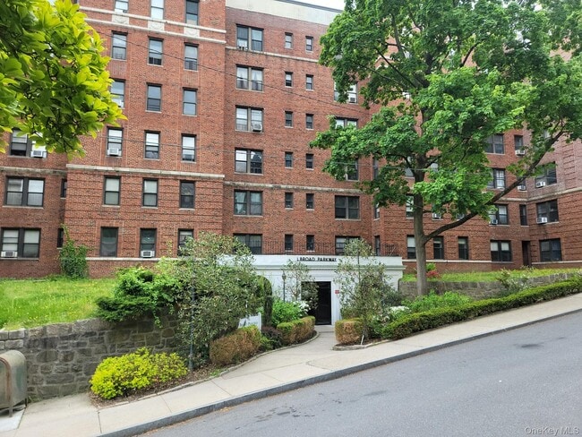 Building Photo - 1 Broad Pkwy Unit 5 H