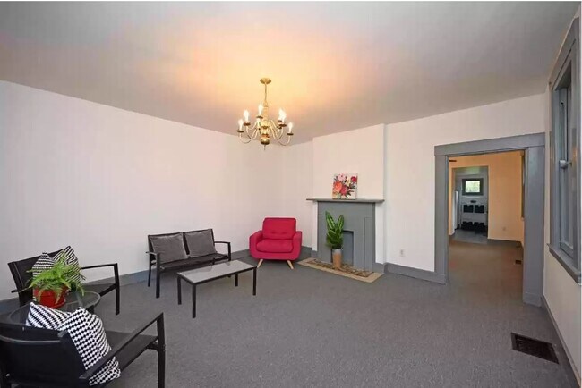 Photo - 635 Bakewell St