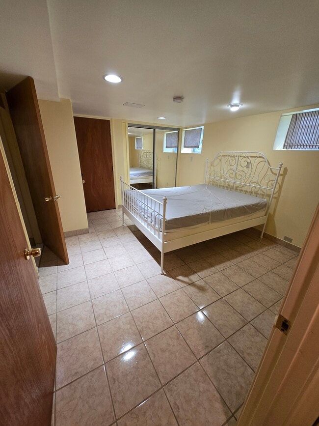 Room 1 - 2325 Reading Rd Unit Apartment 4