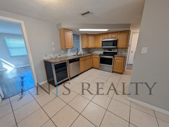Photo - 3/1/1, 1136 Sq. Ft., updated kitchen & bath, fenced in yard, WINE fridge!!