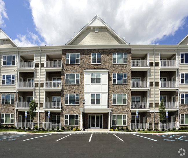 Woodmont West at Mt. Arlington Apartments For Rent in Mount Arlington