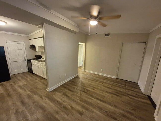 Building Photo - 3 Bedroom Home With Covered Front Porch