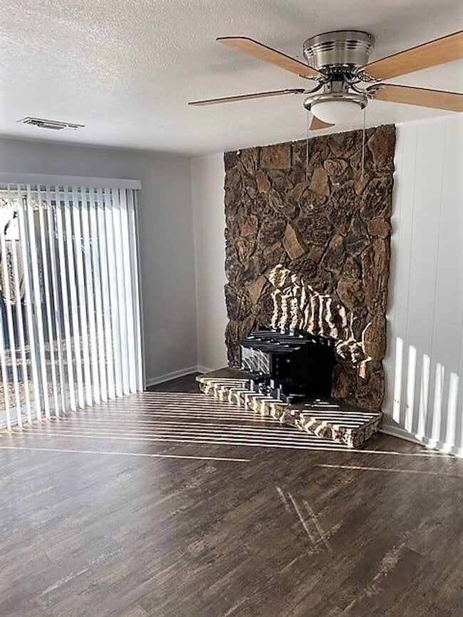 Photo - Nice Home in Enterprise Area!!