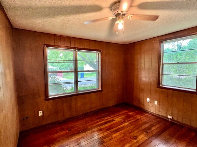 Photo - 619 W 3rd St