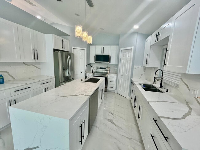 Building Photo - 3933 SW Kakopo St