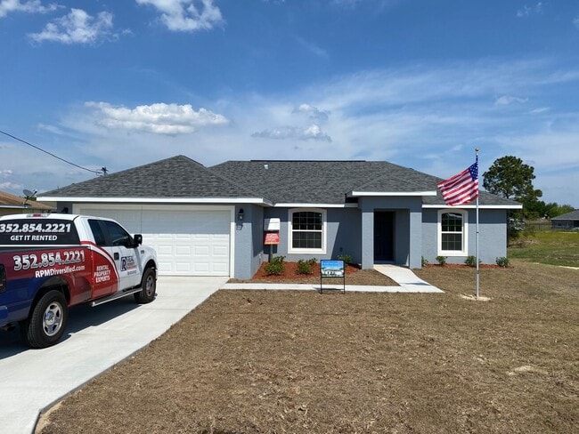 Building Photo - Custom Home - Desirable SE Ocala Neighborh...