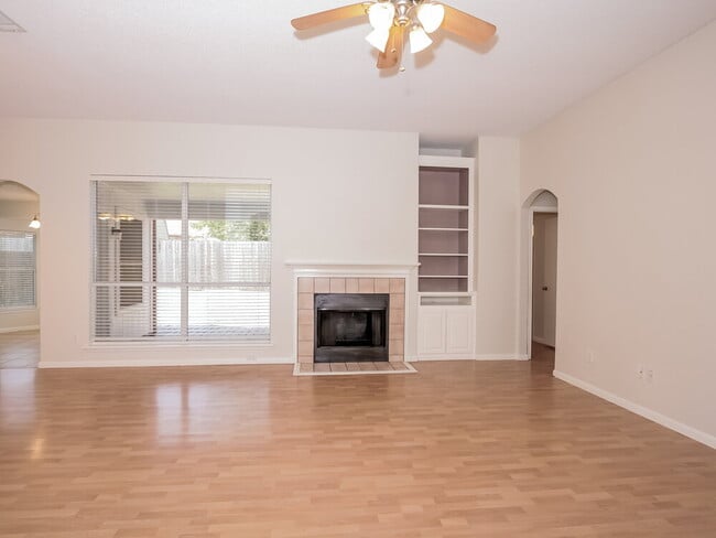 Photo - 925 Comiskey Ct