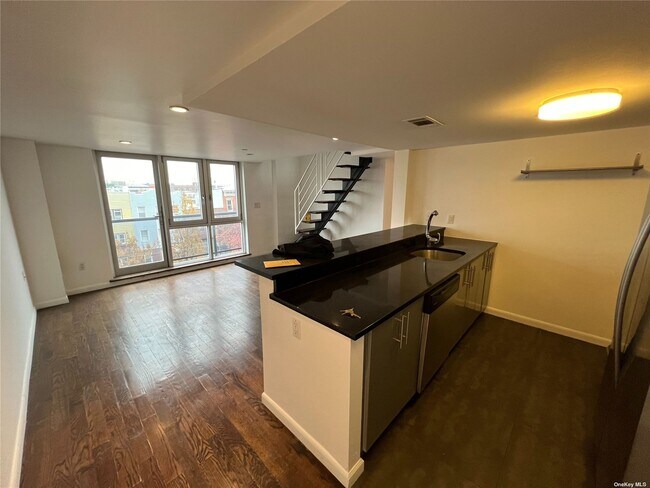 Photo - 293 McGuinness Blvd