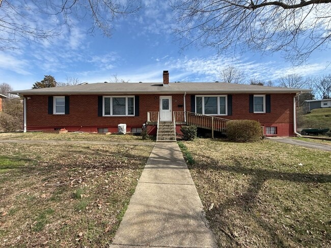 Building Photo - Charming 2 Bed, 1 Bath Triplex Unit 109B