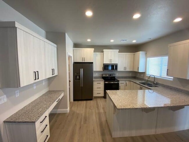 Photo - 3 Bed - 2.5 Bath, Large Townhouse - 2 Car Garage