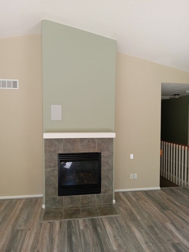 Photo - 1596 Meachum Way