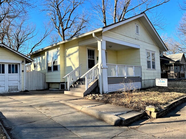 Building Photo - SINGLE FAMILY HOME W/LARGE FENCED YARD!