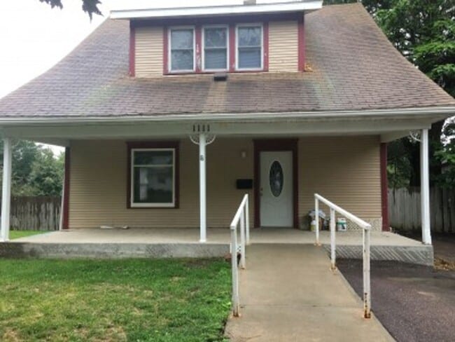 1111 W 4th- 4 bedroom house - 1111 W 4th- 4 bedroom house