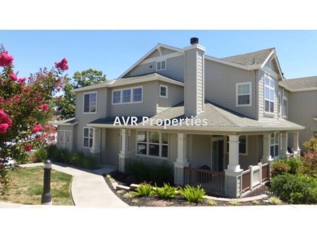 Building Photo - Fantastic Livermore end unit town-home loc...