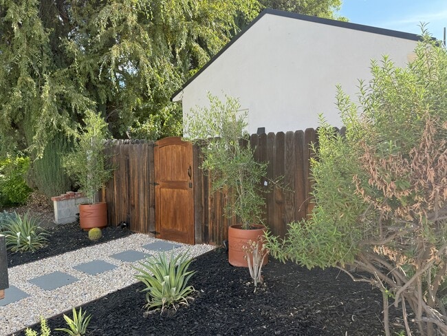 Building Photo - 5918 Hinton Ave Rental