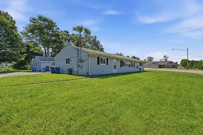 Photo - 3113-3115 Fulmer Road Unit 3113 left