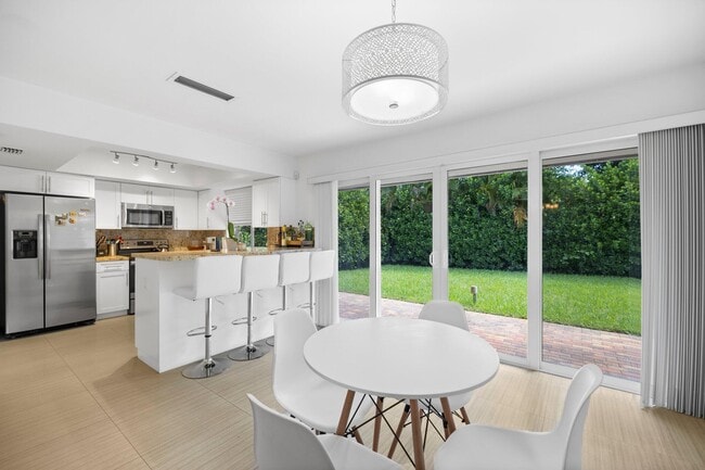 Photo - 811 Capri St