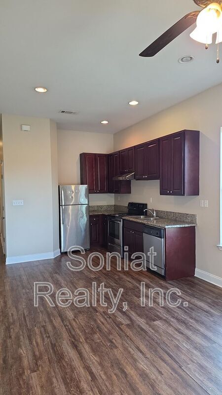 Photo - 2932 Spain St