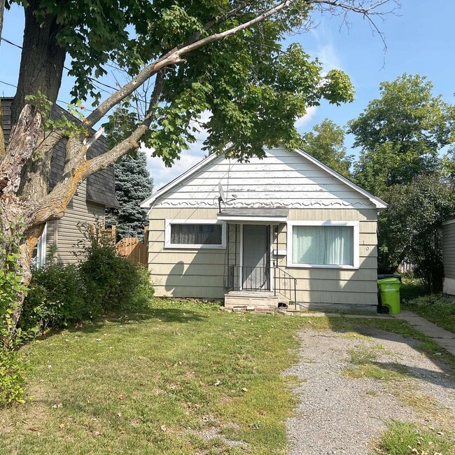 Building Photo - 2-Bed Single Family Home in Sault Ste. Marie | In-Unit Laundry & Parking