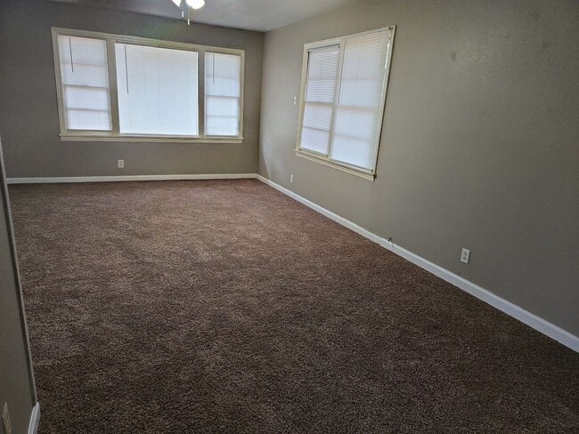 Photo - 302 Bridal Wreath Ave