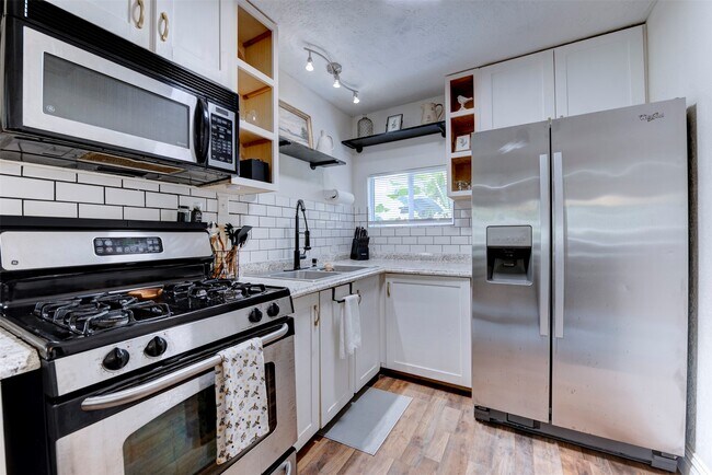Photo - 1121 Panama St