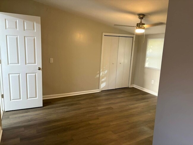 Photo - AVAILABLE NOW at a Good Price. 1 Bed 1 Bath FOR LEASE in Columbia. $700 Rent.