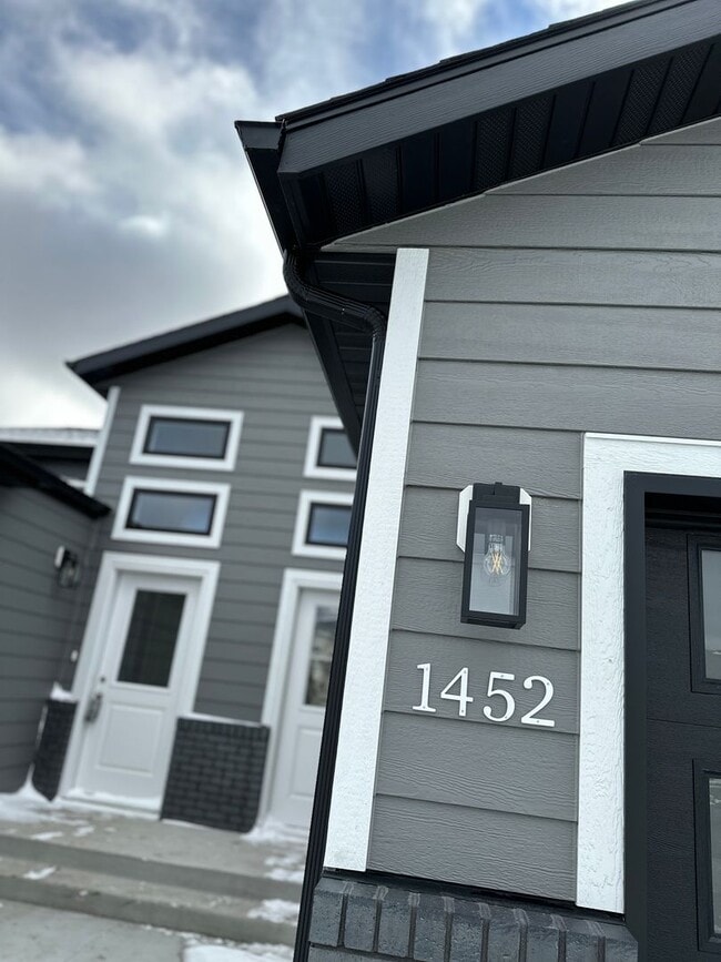 Photo - Beautiful 4 bed 2 bath Townhome for rent!