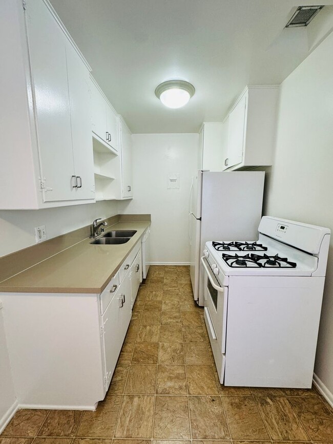 600-817 N LAS PALMAS AVE