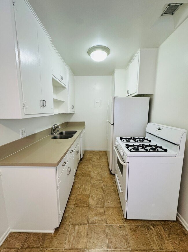 Photo - 600-817 N LAS PALMAS AVE