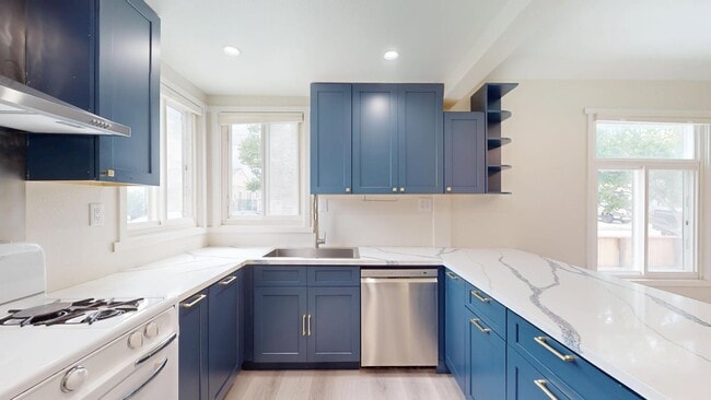 Photo - 976 Masson Ave