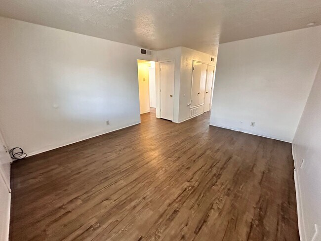 Building Photo - 3618 Lafayette Dr NE Unit C