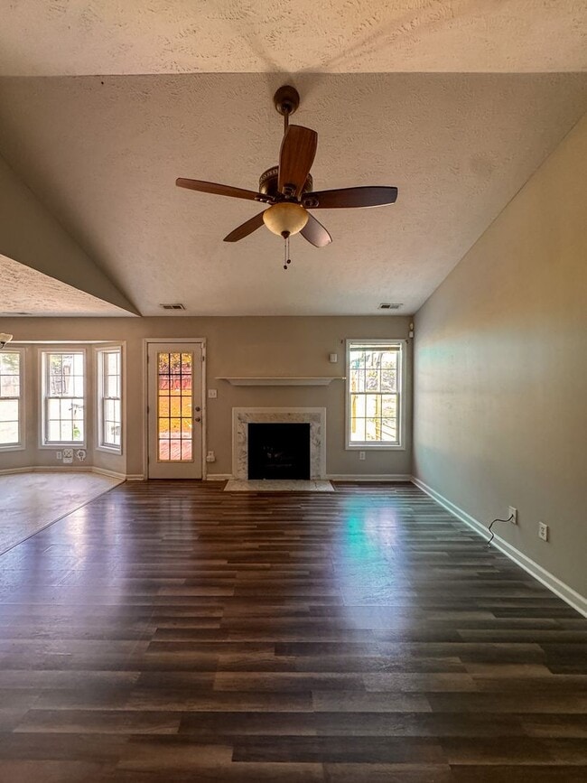 Photo - Charming 3 Bed 2 Bath Plus Bonus Room in Raeford