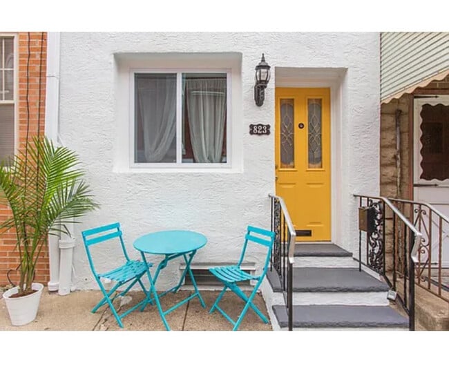 Building Photo - 823 S Hutchinson St