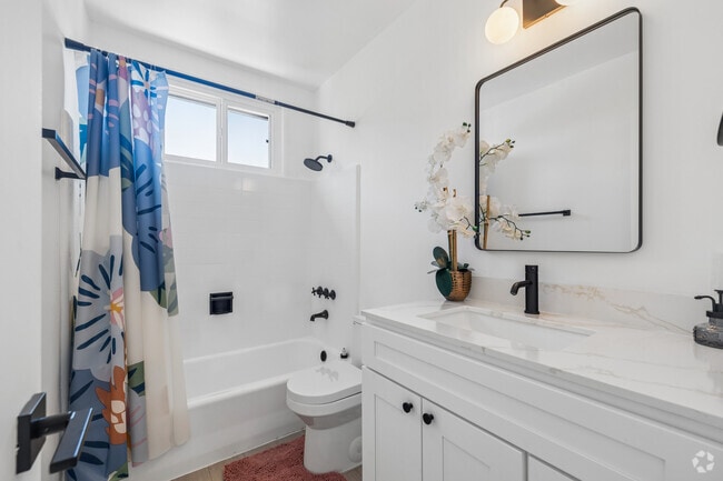 2 habitaciones, 1 baño - 950 pies cuadrados - Baño - Hayworth Apartments