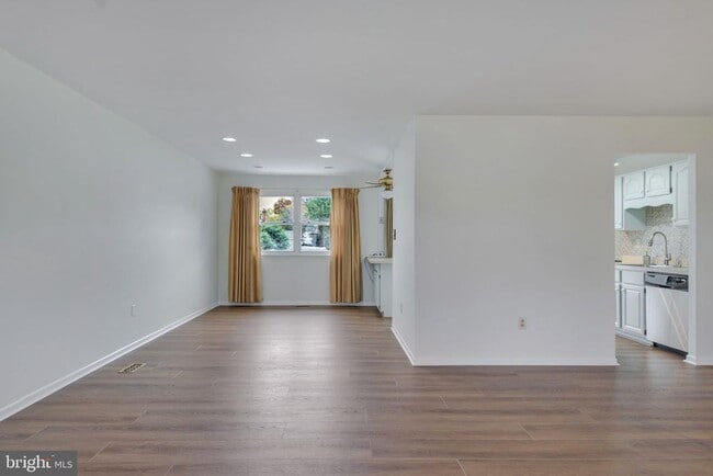 Photo - 852 Birchwood Ct