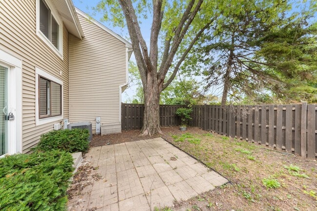 Photo - Modern 3-Bed Townhome in Hoffman Estates –...