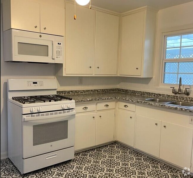 Building Photo - 5513 Fairdale Ln Rental