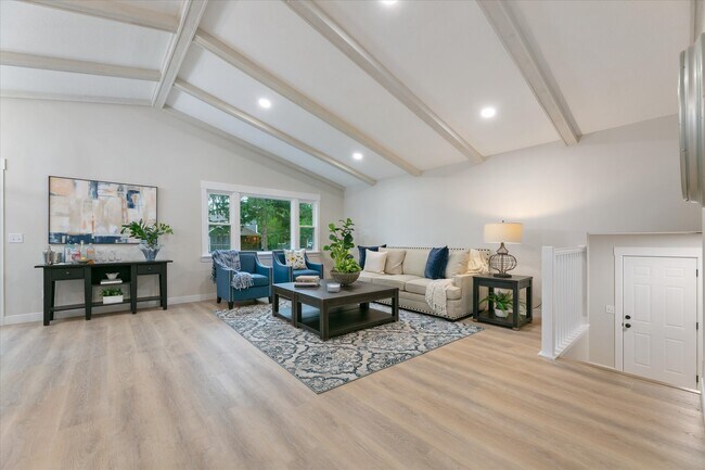 Photo - 4835 Drake St