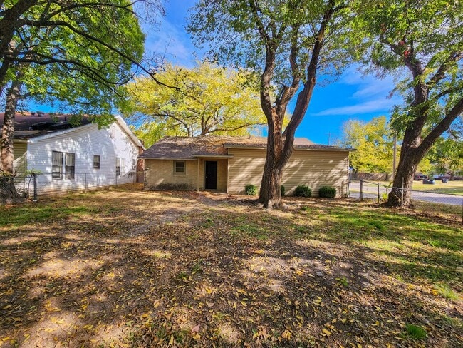 Photo - 1002 N Overland Ct