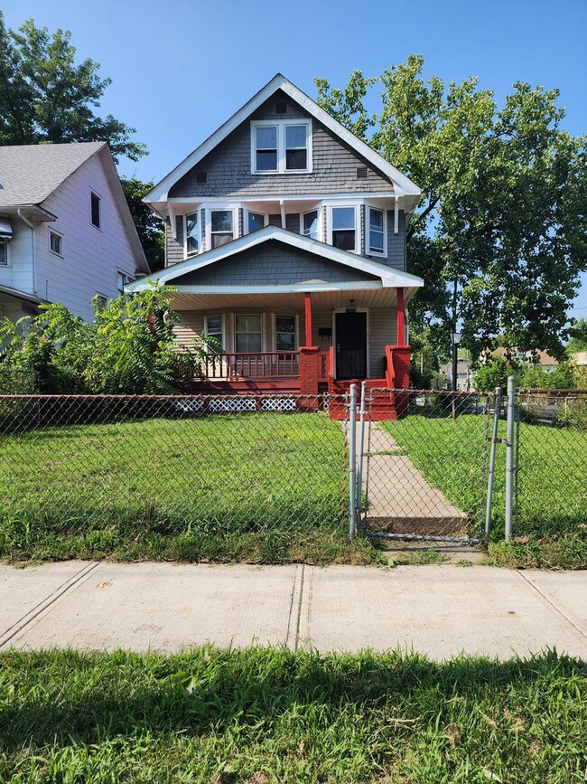 Building Photo - LARGE 4 Bedroom Home For Rent