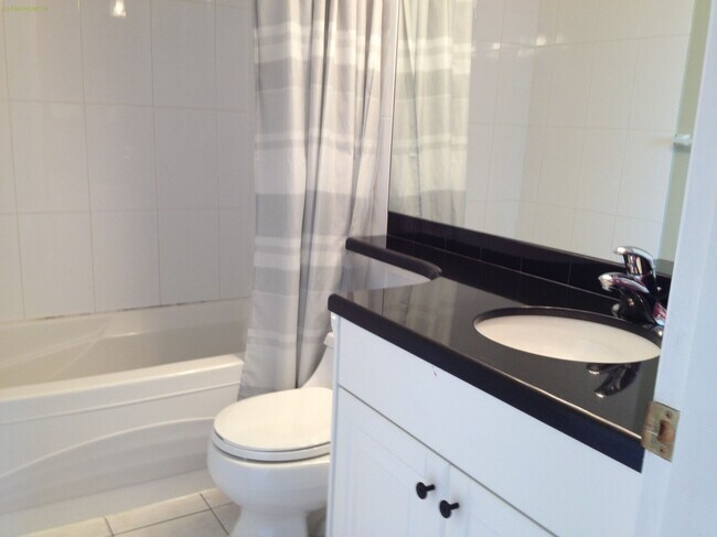 Photo - 811-1811 Helmcken St